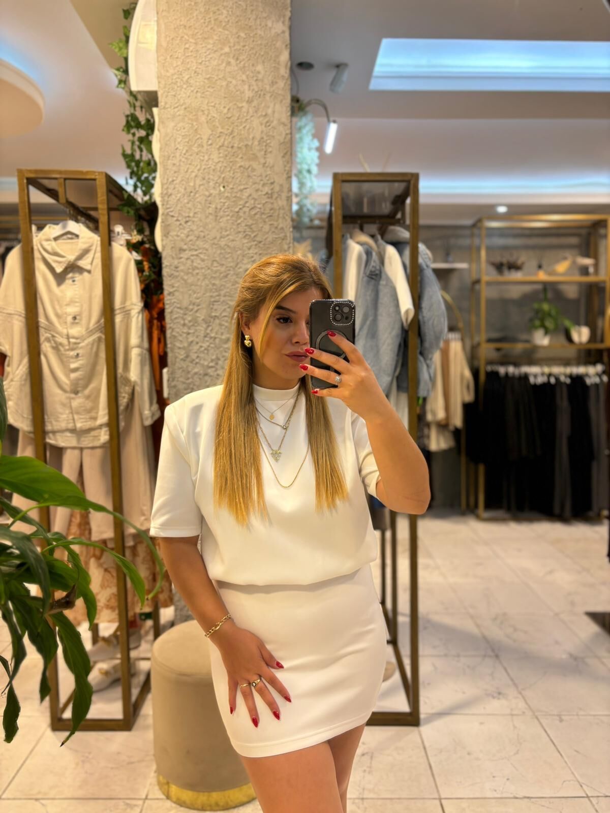 Beyaz Vatkalı Tshirt Elbise