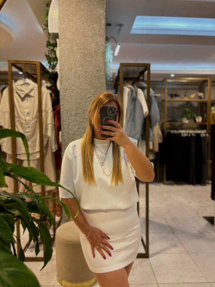 Beyaz Vatkalı Tshirt Elbise