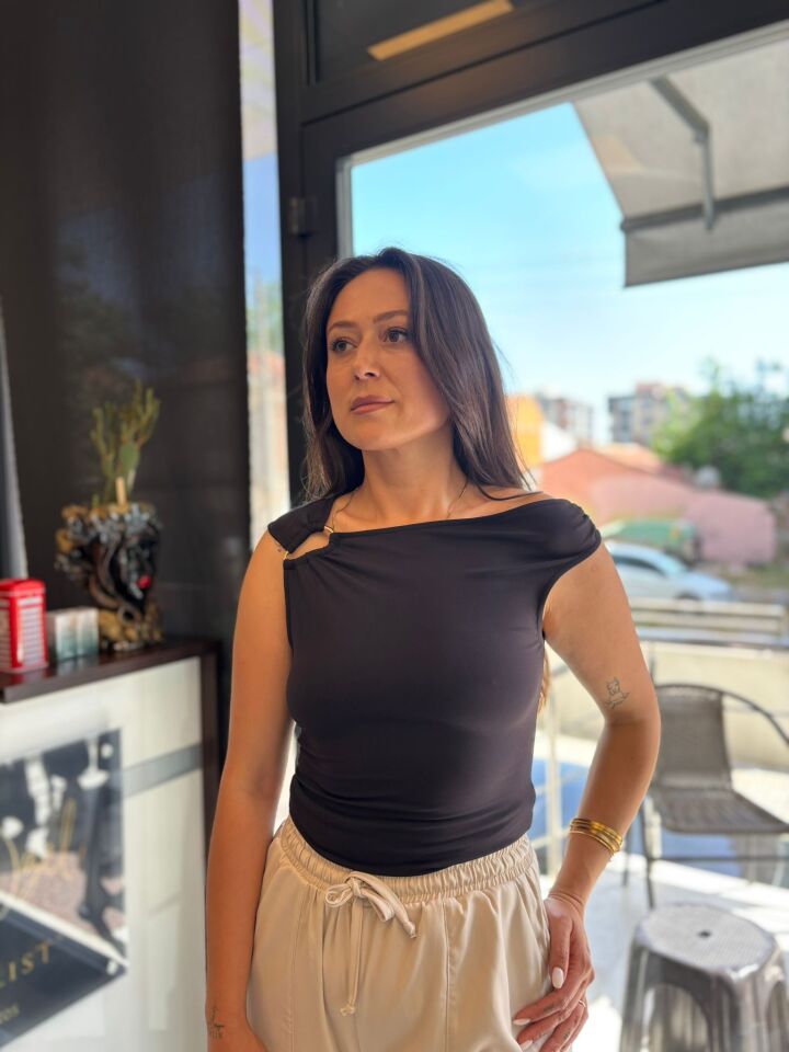 Siyah Tokalı Bluz